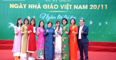 Thầy cô cùng chụp ảnh ngày lễ kỷ niệm nhà giáo Việt Nam